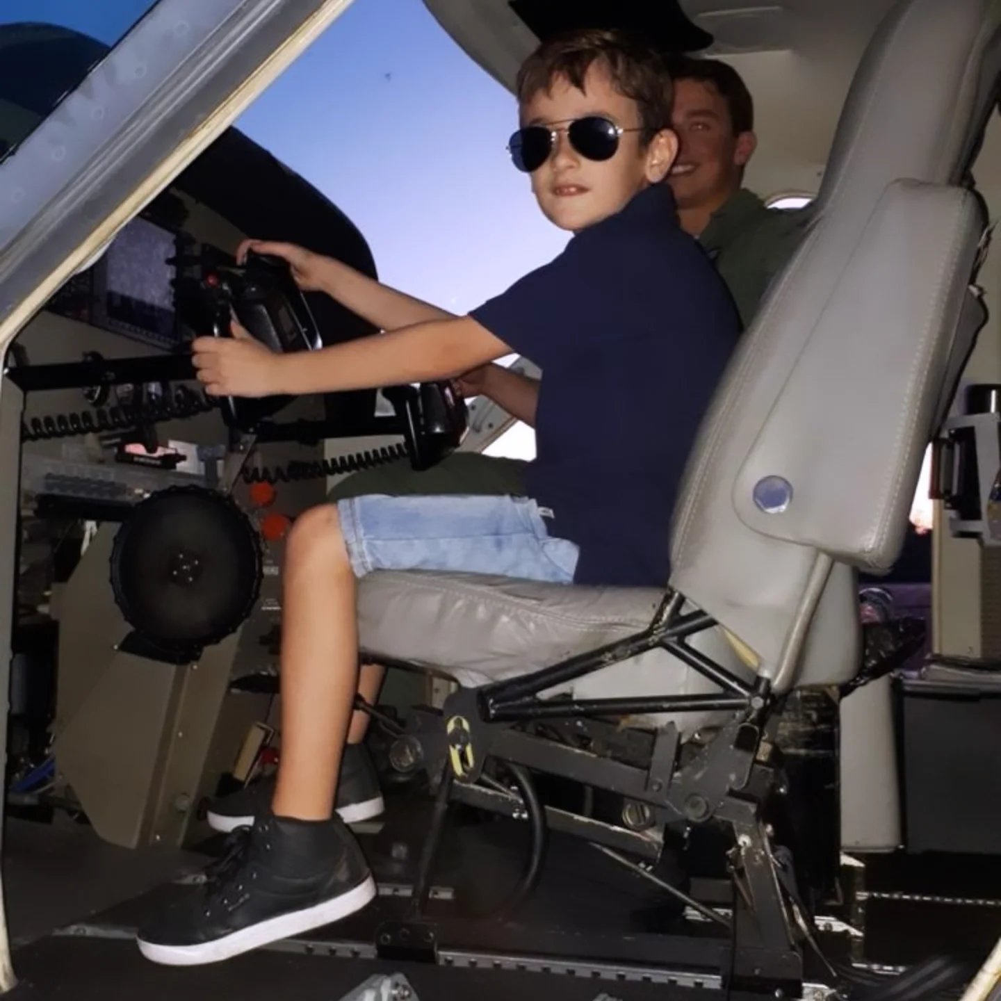 Pedro quando criança sentado no comando de um helicóptero