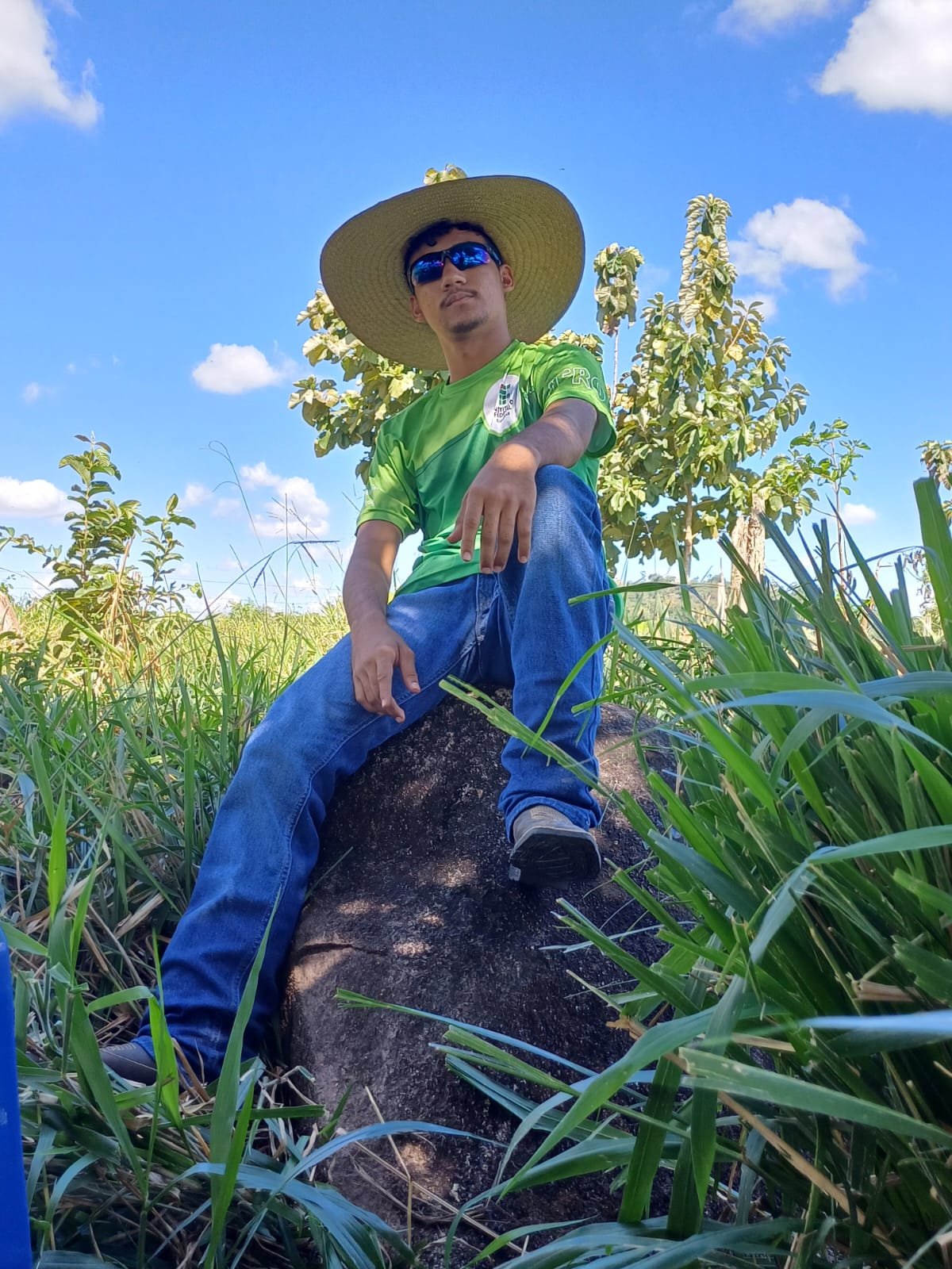 Rhuan no campo usando chapéu